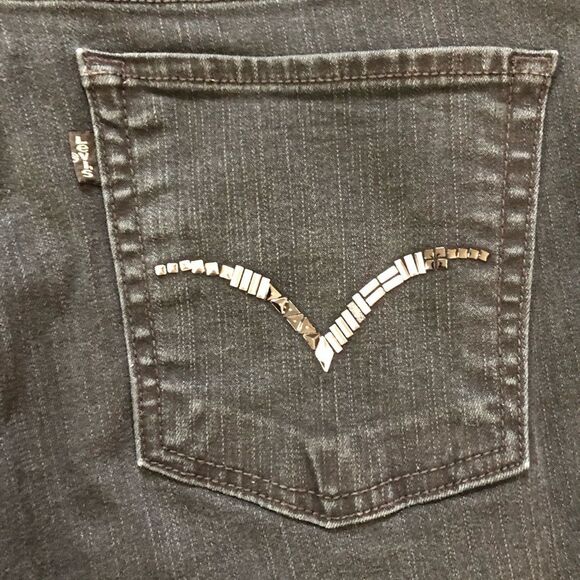 Levi’s Black Jeans with Detailing on the Back Pockets - Picture 6 of 10